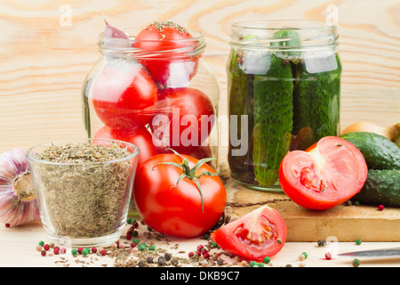 Dosen Tomaten und Gurken im Glas, hausgemachte Gemüsekonserven Stockfoto
