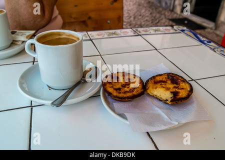 Eine Tasse Kaffee und zwei Creme-Torten Stockfoto