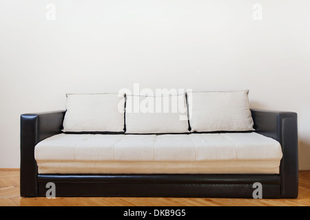 Couch im weißen Raum Stockfoto