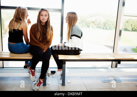 Isolierte Teenager Schulmädchen im Korridor Stockfoto