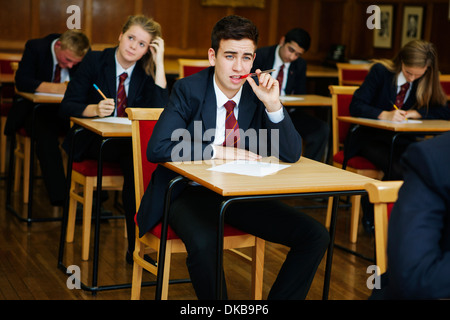 Gruppe von Jugendlichen Schülern sitzen Prüfung Stockfoto