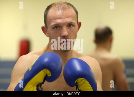 Güstrow, Deutschland. 4. Dezember 2013. Profi-Boxer Juergen Braehmer stellt bei einer Presseveranstaltung in Güstrow, Deutschland, 4. Dezember 2013. Halbschwergewicht-Boxer kämpfen um den WBA-Titel im Halbschwergewicht in Neubrandenburg am 14. Dezember 2013. Foto: BERND WUESTNECK/Dpa/Alamy Live News Stockfoto