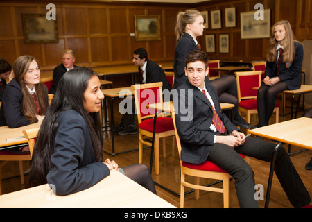 Gruppe von Jugendlichen Schülern chatten in Prüfung Klasse Stockfoto