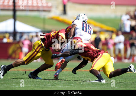 1. Oktober 2011 - Los Angeles, California, Vereinigte Staaten von Amerika - Wide Receiver Victor Blackwell (85) der USC Trojans von Linebacker Shane Horton (23) der USC Trojans und Linebacker Dion Bailey (18) von der USC Trojans angegangen wird, während ein Pac-12 zusammenpassen zwischen den Besuch Arizona Wildcats und der University of Southern California Trojaner auf der Los Angeles Memorial Coliseu Stockfoto