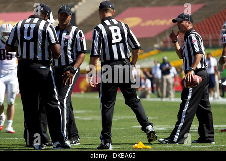 1. Oktober 2011 zog - Los Angeles, California, Vereinigte Staaten von Amerika - die amtierende Crew, den Zorn der beiden Leiter, Trainer für einige fragwürdige Anrufe während einer Pac-12 zwischen den Besuch Arizona Wildcats und die University of Southern California Trojaner an der Los Angeles Memorial Coliseum in Los Angeles, Kalifornien zusammenpassen.  Die Trojaner besiegt die Wildcats 48 41 zu verbessern, um Stockfoto