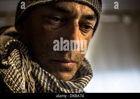 Close-up Hoodie mit Schal um sein Gesicht Stockfoto