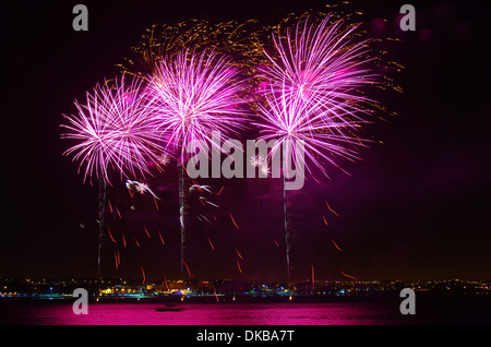 Silvester-Feier mit einem bunten Feuerwerk über dem Meer in der Nähe der Küste Stockfoto