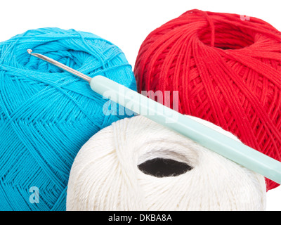 Nadel und Nähgarn in verschiedenen Farben häkeln Stockfoto