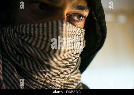 Close-up Hoodie mit Schal um sein Gesicht Stockfoto