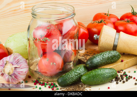 Dosen Tomaten und Gurken im Glas, hausgemachte Gemüsekonserven Stockfoto