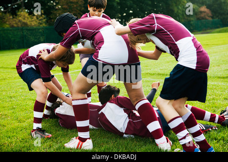 Teenager Schuljunge Rugbyteam aggressiv spielen Stockfoto