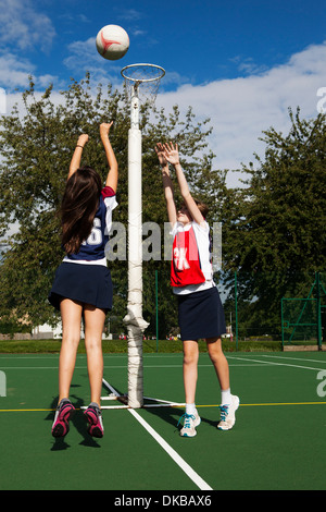 Zwei Schülerinnen spielen Korbball Stockfoto