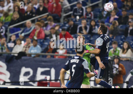 1. Oktober 2011 - Foxborough, Massachusetts, macht US - New England Revolution Verteidiger Ryan Cochrane (45) ein Spiel auf den ball während des Spiels gegen die Seattle Sounders FC im Gillette Stadium in Foxborough, Massachusetts.  Sounders FC schlagen Revolution 2 - 1. (Kredit-Bild: © Mark Box/Southcreek/ZUMAPRESS.com) Stockfoto