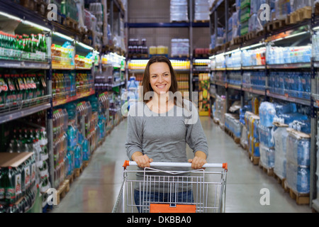 Frau im Supermarkt einkaufen Stockfoto