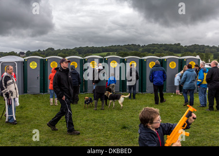 Warten auf den Mobiltoiletten Stockfoto