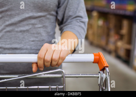 Einkaufswagen im Supermarkt Stockfoto