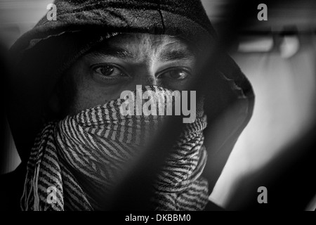 Close-up Hoodie mit Schal um sein Gesicht Stockfoto