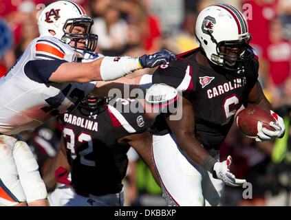 1. Oktober 2011 - versucht Columbia, South Carolina, USA - Auburn Tigers-Tight-End Philip Lutzenkirchen (43), TackleSouth Carolina Gamecocks defensive End Melvin Ingram (6) nach einer Interception während der Auburn Tigers vs. South Carolina Gamecocks Football-Spiel.  Auburn Niederlagen South Carolina 16-13. (Kredit-Bild: © Tony Brown/Southcreek/ZUMAPRESS.com) Stockfoto