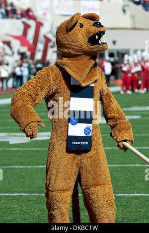 1. Oktober 2011 - Bloomington, Indiana, USA - Rallyes Maskottchen Penn State Nittany Lion Gäste in Pre-game-Aktivitäten. Penn State besiegt Indiana 16-10 im Spiel im Memorial Stadium in Bloomington, Indiana. (Kredit-Bild: © Dan Cavallini/Southcreek/ZUMAPRESS.com) Stockfoto