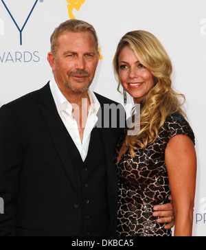 Kevin Costner Christine Baumgartner 64th Annual Primetime Emmy Awards statt im Nokia Theatre L.A. Live - Ankünfte Los Angeles Stockfoto