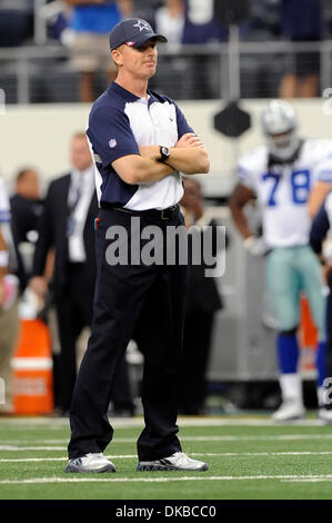 2. Oktober 2011 - Arlington, Texas, Vereinigte Staaten von Amerika - Dallas Cowboys Kopf Trainer Jason Garrett während der Pre-game Action als der Detroit Lions-face-off gegen die Dallas Cowboys im Cowboys Stadium in Arlington, Texas. (Kredit-Bild: © Steven Leija/Southcreek/ZUMAPRESS.com) Stockfoto