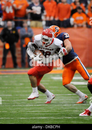 1. Oktober 2011: Rutgers besiegt Syrakus 19-16 Überstunden in einem Big East Conference Contest im Carrier Dome in Syracuse, NY. Rutgers Verteidiger Joe Martinek (#38) in Aktion während des Spielens von Syrakus. (Kredit-Bild: © Alan Schwartz/Cal Sport Media/ZUMAPRESS.com) Stockfoto