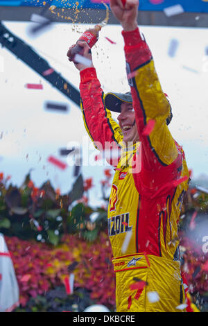 2. Oktober 2011 feiert Sieg - Dover, Delaware, USA - KURT BUSCH nach dem Gewinn der Sprint Cup Series-Rennen auf dem Dover International Speedway. (Kredit-Bild: © Saquan Stimpson/Southcreek/ZUMAPRESS.com) Stockfoto