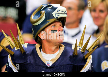 2. Oktober 2011 - Saint Louis, Missouri, USA - Rams Fan während der NFL-Spiel zwischen den St. Louis Rams und den Washington Redskins im Edward Jones Dome in St. Louis, Missouri. Die Redskins besiegte die Rams 17-10 (Credit-Bild: © Jimmy Simmons/Southcreek/ZUMAPRESS.com) Stockfoto