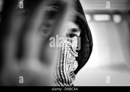 Close-up Hoodie mit Schal um sein Gesicht Stockfoto