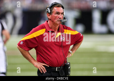 2. Oktober 2011 - Saint Louis, Missouri, USA - Washington Redskins head Coach Mike wie während der NFL-Spiel zwischen den Washington Redskins und die St. Louis Rams im Edward Jones Dome in St. Louis, Missouri. Redskins besiegte die Rams 17-10. (Kredit-Bild: © Scott Kane/Southcreek/ZUMAPRESS.com) Stockfoto
