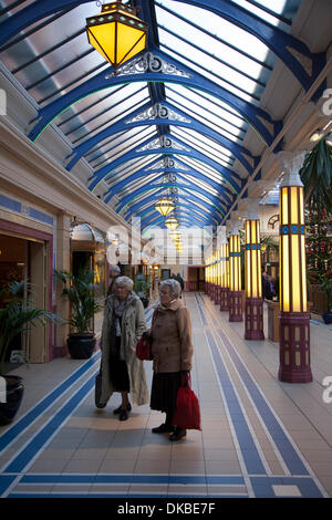 Blackpool, Lancashire, UK 4. Dezember 2013.   Besucher der Winter Gardens Blackpool Oper Theater Open Day.  Die Möglichkeit, Zugang zu allen Bereichen, kostenlos, etwas nie zuvor in den Wintergärten, 135 mit der örtlichen Gemeinde und Besucher von Blackpool zu feiern. Einer der Großbritanniens größte Theater, das Opernhaus von Wintergärten hat gesehen, dass eine Besetzung von Tausenden seiner Boards treten seit seiner im Jahr 1939 Eröffnung. Stockfoto