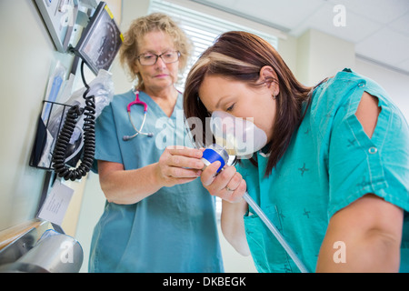 Frau in der aktiven Arbeit empfangen von Lachgas Stockfoto