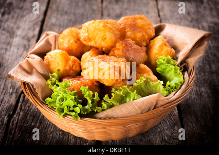 Hausgemachte Kroketten in den hölzernen Korb Stockfoto