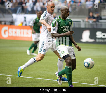 2. Oktober 2011 - Vancouver, British Columbia, Kanada - Portland Timbers Verteidiger MAMADOU DANSO (#98) gewinnt einen Ball aus Vancouver Whitecaps vorwärts ERIC HASSLI (#29) während des Spiels zwischen den Vancouver Whitecaps und Portland Timbers im BC Place Stadium (Credit-Bild: © David Bukach/ZUMAPRESS.com) Stockfoto