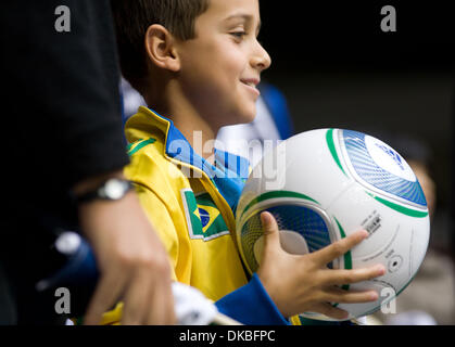 2. Oktober 2011 fan - Vancouver, British Columbia, Kanada - A junge Portland Timbers Lächeln nach Spielball gegeben wird, nach dem Spiel zwischen den Vancouver Whitecaps und Portland Timbers im BC Place Stadium. (Kredit-Bild: © David Bukach/ZUMAPRESS.com) Stockfoto