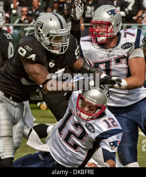 2. Oktober 2011 - Oakland, CA, USA - Oakland Raiders Vs New England Patriots O.co Coliseum Sonntag, 2. Oktober 2011.  Oakland Raiders defensive end Jarvis Moss (94) gibt New England Patriots Quarterback Tom Brady (12) ein wenig Schlag auf den Kopf... Patrioten schlagen Raiders 31 - 19. (Kredit-Bild: © Al Golub/ZUMAPRESS.com) Stockfoto