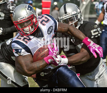 2. Oktober 2011 - Oakland, CA, USA - Oakland Raiders Vs New England Patriots O.co Coliseum Sonntag, 2. Oktober 2011.  New England Patriots Runningback Stevan Ridley (22) ist mit Oakland Raiders Linebacker Rolando McClain (55) nach unten gezogen... Patrioten schlagen Raiders 31 - 19. (Kredit-Bild: © Al Golub/ZUMAPRESS.com) Stockfoto