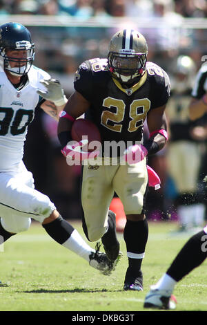 2. Oktober 2011 - Jacksonville, Florida, Vereinigte Staaten von Amerika - New Orleans Saints Runningback Mark Ingram (28) im Kampf gegen die Jacksonville Jaguars im Spiel bei Everbank Field in Jacksonville, Florida. New Orleans gewann 23-10. (Kredit-Bild: © David Roseblum/Southcreek/ZUMAPRESS.com) Stockfoto