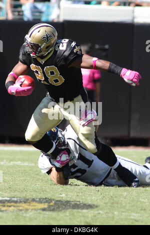 2. Oktober 2011 - Jacksonville, Florida, Vereinigte Staaten von Amerika - New Orleans Saints Runningback Mark Ingram (28) im Kampf gegen die Jacksonville Jaguars im Spiel bei Everbank Field in Jacksonville, Florida. New Orleans gewann 23-10. (Kredit-Bild: © David Roseblum/Southcreek/ZUMAPRESS.com) Stockfoto