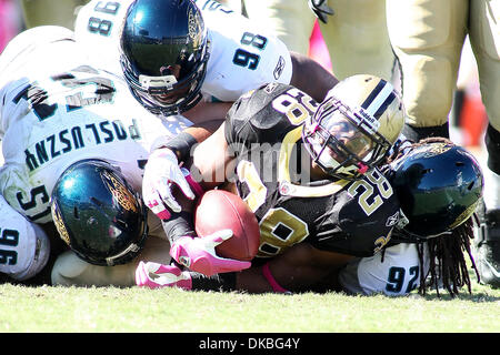 2. Oktober 2011 - Jacksonville, Florida, Vereinigte Staaten von Amerika - New Orleans Saints Runningback Mark Ingram (28) im Kampf gegen die Jacksonville Jaguars im Spiel bei Everbank Field in Jacksonville, Florida. New Orleans gewann 23-10. (Kredit-Bild: © David Roseblum/Southcreek/ZUMAPRESS.com) Stockfoto