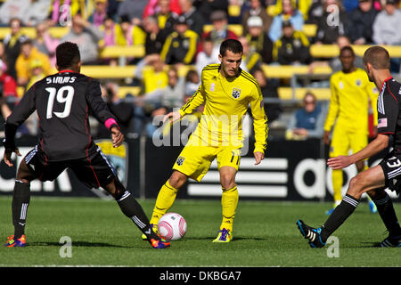 2. Oktober 2011 - Columbus, Ohio, USA - Columbus Crew Mittelfeldspieler Dilly Duka (11) bewegt sich den Ball zwischen D.C. United Mittelfeldspieler Clyde Simms (19) und Verteidiger Perry Kitchen (23) in der ersten Hälfte des Spiels zwischen DC United und Columbus Crew Stadium Crew, Columbus, Ohio.  Columbus besiegte DC United 2: 1. (Kredit-Bild: © Scott Stuart/Southcreek/ZUMAPRESS.com) Stockfoto