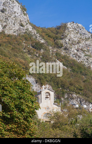 Montenegro, Kloster Ostrog, Blick Richtung Kirche im unteren Kloster Stockfoto