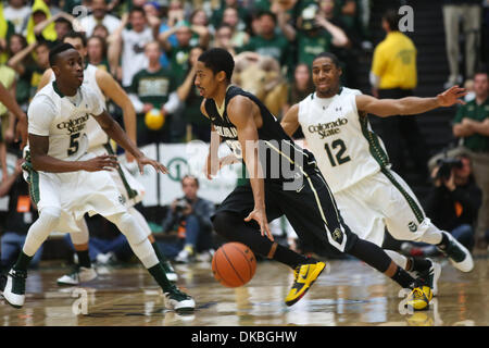 Fort Collins, Colorado, USA. 3. Dezember 2013. 3. Dezember 2013: Colorados Spencer Dinwiddie dribbelt um zwei Colorado State Verteidiger in der zweiten Hälfte im Moby-Arena in Fort Collins. © Csm/Alamy Live-Nachrichten Stockfoto