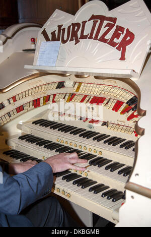 Blackpool, Lancashire, UK 4. Dezember 2013.  Spielen Sie die S.J. Wright Wurlitzer Orgel am Winter Gardens Blackpool Oper Theater Open Day. Stockfoto