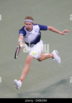 3. Oktober 2011 kehrt zurück - Tokyo, Japan - MARDY FISH der USA den Ball gegen Ryan Harrison von den USA in der ersten Runde von Rakuten Japan Open Tennis Championship 2011 im Ariake Colosseum in Tokio, Japan. Fisch besiegt Harrison von 6-4, 3-6, 7-5. (Kredit-Bild: © Junko Kimura/Jana Press/ZUMAPRESS.com) Stockfoto