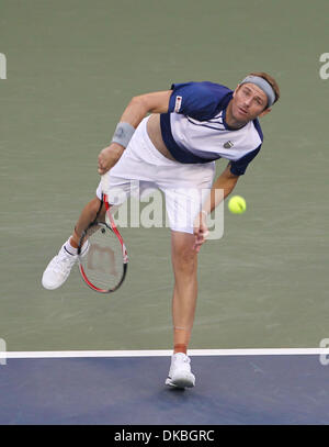 3. Oktober 2011 dient - Tokyo, Japan - MARDY FISH der USA gegen Ryan Harrison von den USA in der ersten Runde von Rakuten Japan Open Tennis Championship 2011 im Ariake Colosseum in Tokio, Japan. Fisch besiegt Harrison von 6-4, 3-6, 7-5. (Kredit-Bild: © Junko Kimura/Jana Press/ZUMAPRESS.com) Stockfoto