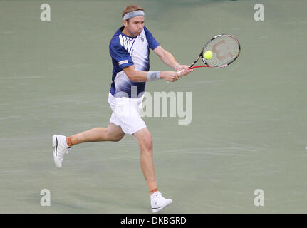 3. Oktober 2011 kehrt zurück - Tokyo, Japan - MARDY FISH der USA den Ball gegen Ryan Harrison von den USA in der ersten Runde von Rakuten Japan Open Tennis Championship 2011 im Ariake Colosseum in Tokio, Japan. Fisch besiegt Harrison von 6-4, 3-6, 7-5. (Kredit-Bild: © Junko Kimura/Jana Press/ZUMAPRESS.com) Stockfoto
