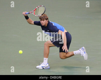 3. Oktober 2011 kehrt zurück - Tokyo, Japan - RYAN HARRISON der USA den Ball gegen Mardy Fish der USA in der ersten Runde von Rakuten Japan Open Tennis Championship 2011 im Ariake Colosseum in Tokio, Japan. Fisch besiegt Harrison von 6-4, 3-6, 7-5. (Kredit-Bild: © Junko Kimura/Jana Press/ZUMAPRESS.com) Stockfoto