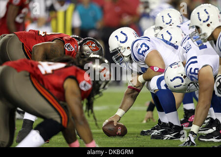 3. Oktober 2011 - Tampa, Florida, USA - Indianapolis Colts Zentrum bereitet Jeff Samstag (63) um den Ball in der NFL Football-Spiel zwischen den Indianapolis Colts und den Tampa Bay Buccaneers zu fangen. Die Colts führen die Buccaneers 10-7 zur Halbzeit. (Kredit-Bild: © Don Montague/Southcreek/ZUMAPRESS.com) Stockfoto