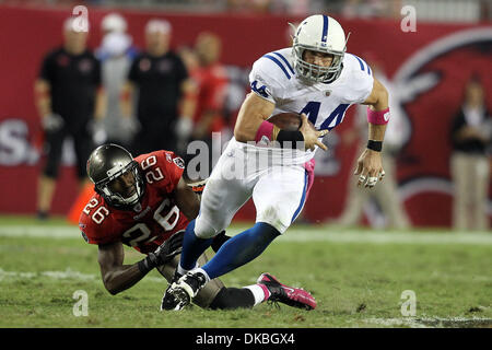 3. Oktober 2011 - bricht Tampa, Florida, USA - Indianapolis Colts Tight End Dallas Clark (44) ein Tackling von Tampa Bay Buccaneers starke Sicherheit Sean Jones (26) in der NFL Football-Spiel zwischen den Indianapolis Colts und den Tampa Bay Buccaneers. Tampa besiegte die Colts 24-17 (Credit-Bild: © Don Montague/Southcreek/ZUMAPRESS.com) Stockfoto